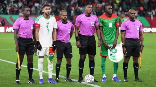 الحكم توم أبو نجيل أدار مباراة الجزائر وبوركينا فاسو