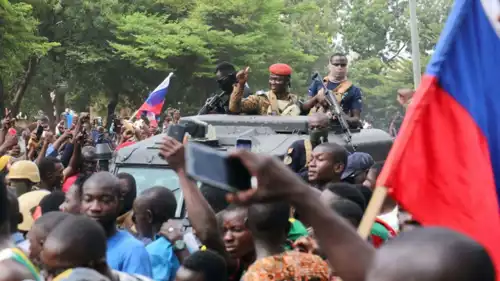 أعلام روسيا تحيط بالرئيس البوركيني إبراهيم تراوري