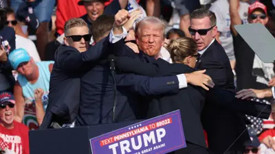 الرئيس الأمريكي السابق دونالد ترامب عقب محاولة اغتيال فاشلة