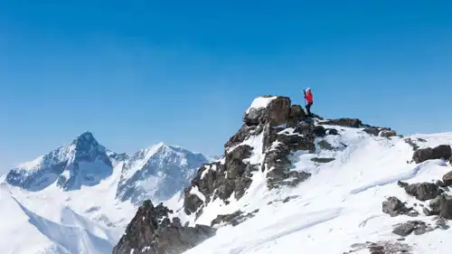 تسلق الجبال (تعبيرية)