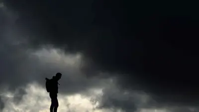 (شخص يعيش عزلة (تعبيرية