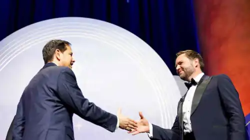 جيه دي فانس مصافحًا ماركو روبيو