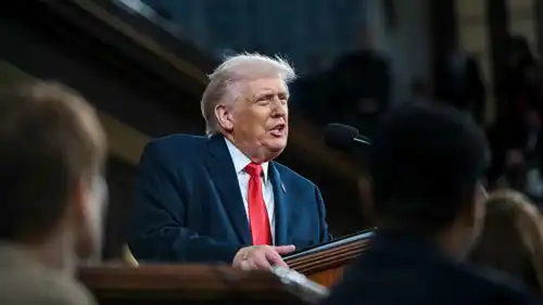 "خطأ فوكس نيوز يشعل الجدل".. لقطة محرجة لترامب خلال تأبين