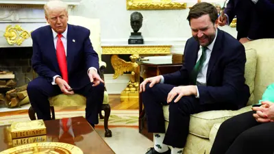 ترامب مشيرا إلى جوارب فانس خلال اللقاء