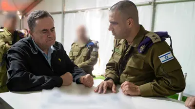 كاتس مع أحد قادة جيشه في منطقة استقبال الأسيرات