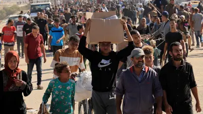 فلسطينيون يحملون مساعدات من منظمة غزة الإنسانية