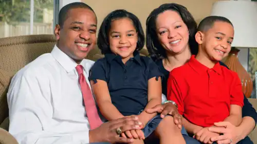  جاستن فيرفاكس مع زوجته وابنيه