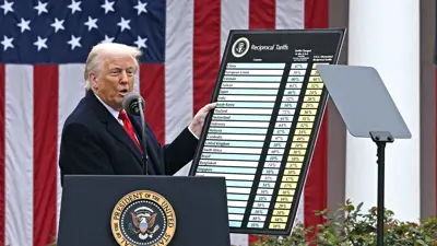 الرئيس الأمريكي أثناء إلقائه كلمة عن الرسوم الجمركية