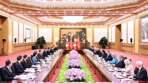 الوفد الكندي يلتقي نظيره الصيني