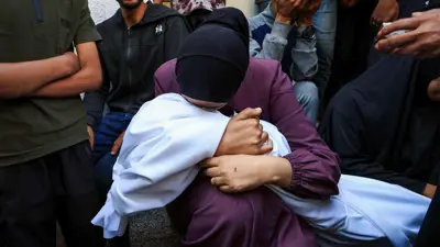 سيدة من غزة تودع رضيعها الذي قتل بغارة إسرائيلية