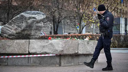 شرطي روسي أمام مقر جهاز الأمن الفيدرالي