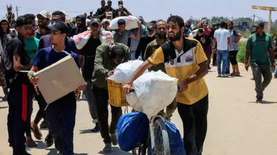 فلسطينيون يحصلون على مساعدان من "غزة الإنسانية"