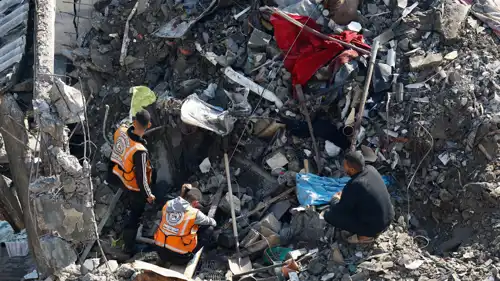 فرق الإنقاذ في موقع غارة سابقة على غزة