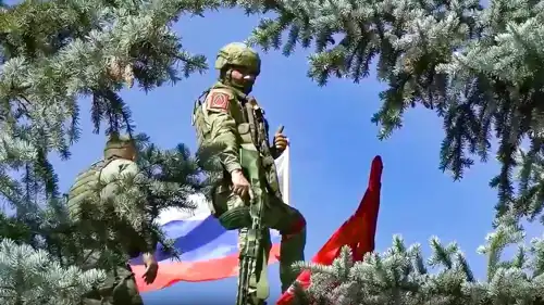 جنود روس يرفعون العلم الروسي في إحدى مناطق لوغانسك 
