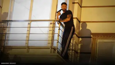 شاب تركي يهدد بالانتحار