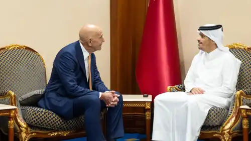 رئيس وزراء قطر الشيخ محمد آل ثاني والمبعوث الأمريكي توماس باراك