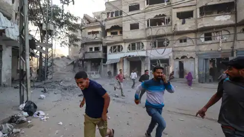 فلسطينيون يهربون جراء قصف إسرائيلي على غزة اليوم