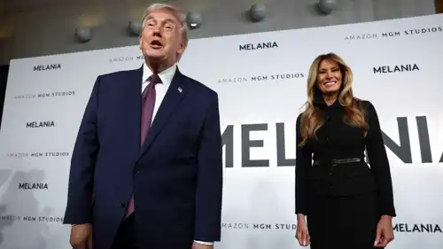 ترامب وميلانيا خلال الرد على أسئلة الصحفيين