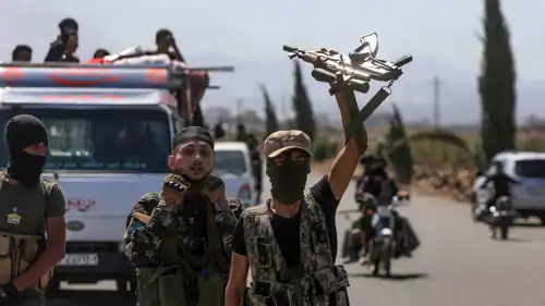  مسلحون موالون للحكومة في قرية المزرعة بمحافظة السويداء 