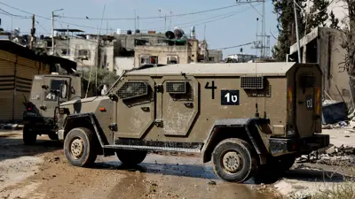 مركبات عسكرية إسرائيلية في طولكرم بالضفة الغربية