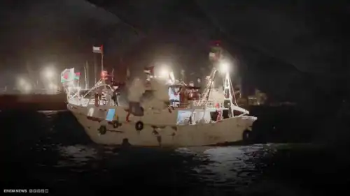 انفجارات وتشويش.. مسيرات مجهولة تهاجم أسطول الصمود