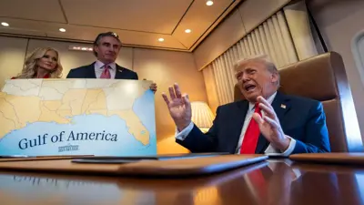 ترامب يتحدث إلى الصحفيين على متن الطائرة