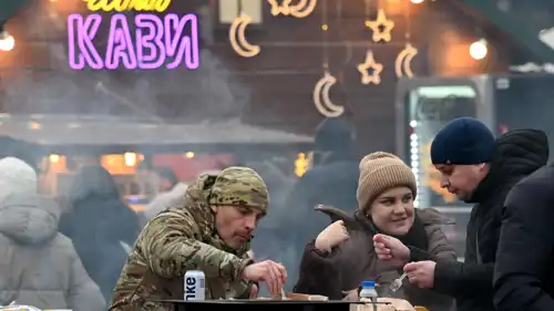 عائلة تتناول الطعام