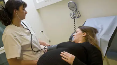 فحص ضغط الدم لامرأة حامل (تعبيرية)