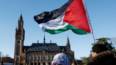 العلم الفسطيني من أمام مبنى المحكمة