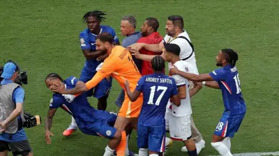 لويس إنريكي يضرب لاعب تشيلسي