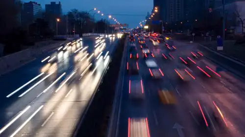 سيارات مسرعة - تعبيرية