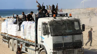 فلسطينيون يتلقون مساعدات إنسانية في بيت لاهيا