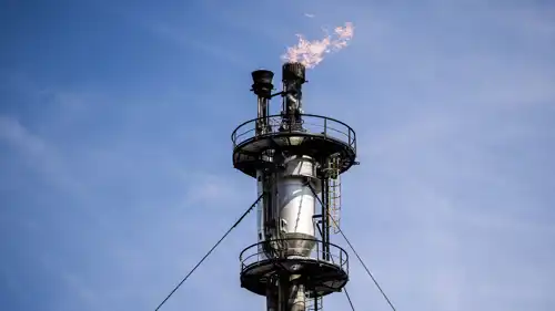 مدخنة شعلة في مصفاة نفط في المجر