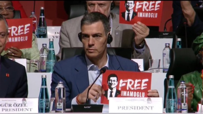 رئيس الوزراء الإسباني بيدرو سانشيز يرفع لافته "الحرية لإمام أوغلو"،