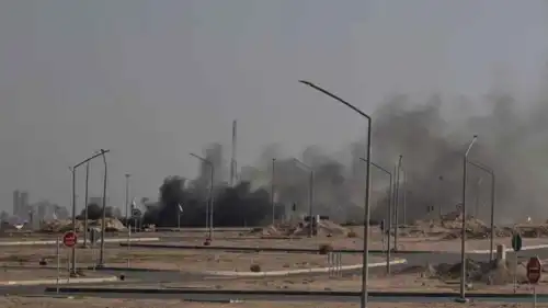 دخان متصاعد إثر هجوم صاروخي على ميناء الشعيبة الكويتي