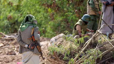 خبير نزع ألغام يتفقد منطقة في اليمن