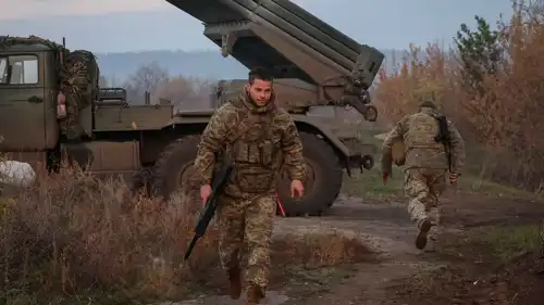 جنديان من الجيش الأوكراني