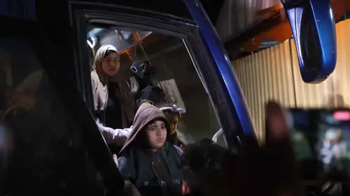 وصول فلسطينيين قادمين من معبر رفح مع مصر