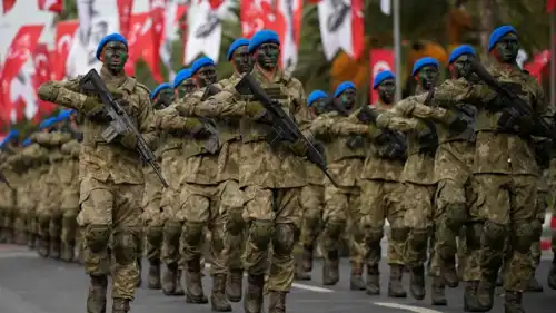 جنود أتراك في عرض عسكري 