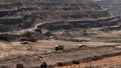 شاحنات تنقل خامًا من منجم تينكي فونجوروم بالكونغو 