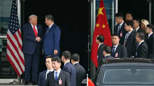  الرئيس الأمريكي دونالد ترامب (يسار) والرئيس الصيني شي جين بينغ