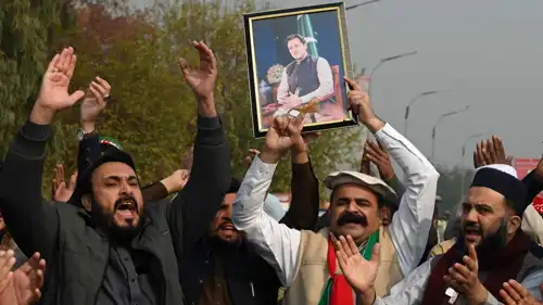 أنصار عمران خان يحملون صورته