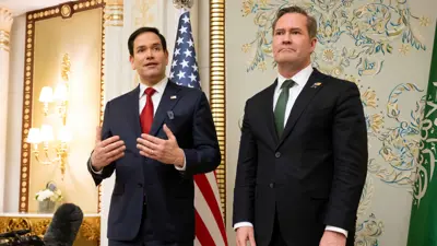 وزير الخارجية الأمريكي (يسار) ومستشار الأمن القومي في السعودية