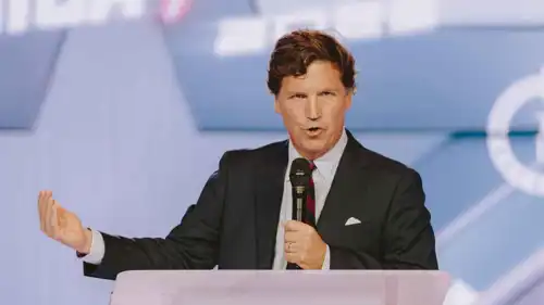 الإعلامي الأمريكي تاكر كارلسون