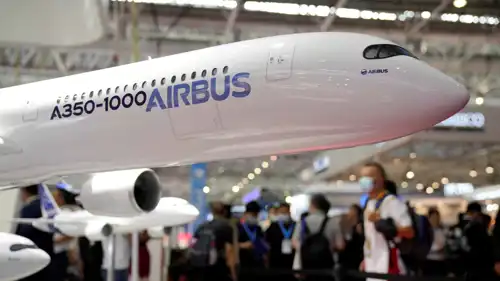 مجسم طائرة إيرباص A350 في أحد المعارض