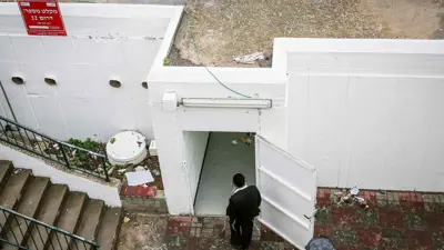 إسرائيلي قرب ملجأ مفتوح في مدينة صفد