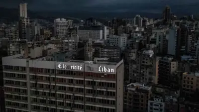 مبنى مؤسسة كهرباء لبنان يغرق في ظلام دامس جراء انقطاع التيار