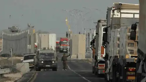 قوات إسرائيلية بين قوافل المساعدات الإنسانية