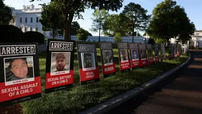 صور خارج البيت الأبيض لمهاجرين غير شرعيين قبض عليهم