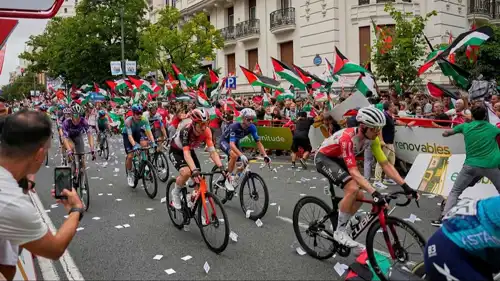 متظاهرون مساندون للقضية الفلسطينية يحتجون خلال سباق إسبانيا للدراجات
